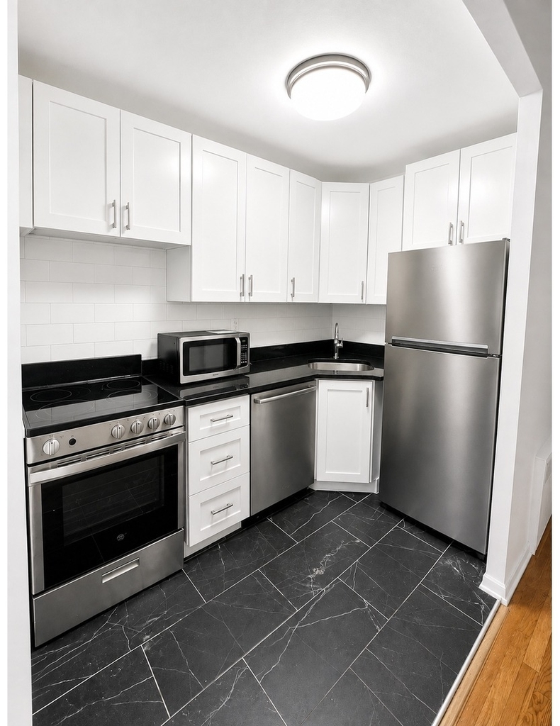 314 W 52nd Street - Photo 3
