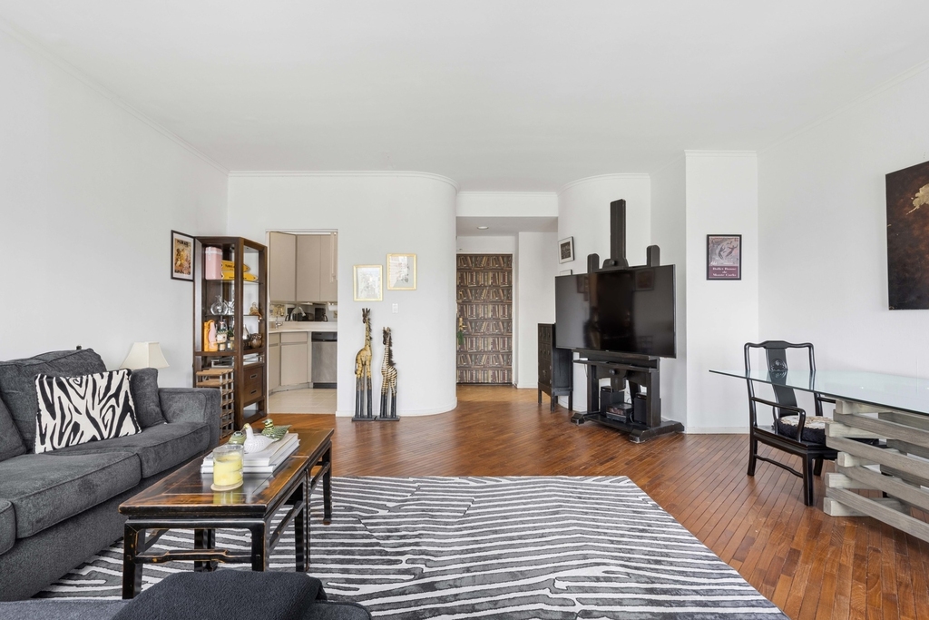 400 E 70th Street - Photo 5