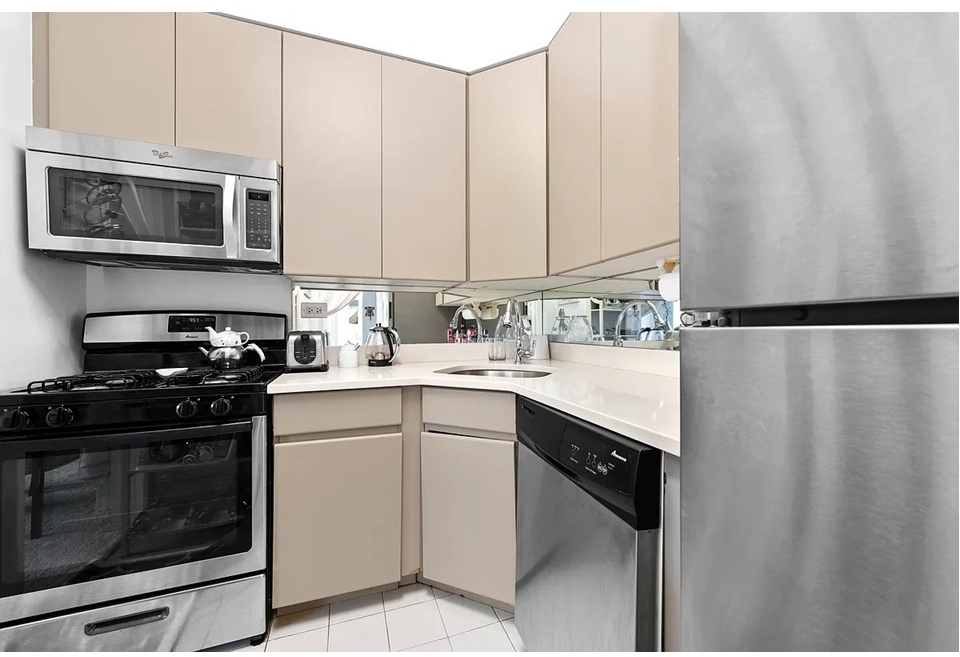 400 E 70th Street - Photo 3