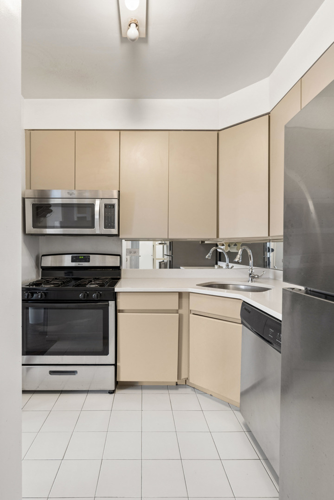 400 E 70th Street - Photo 6