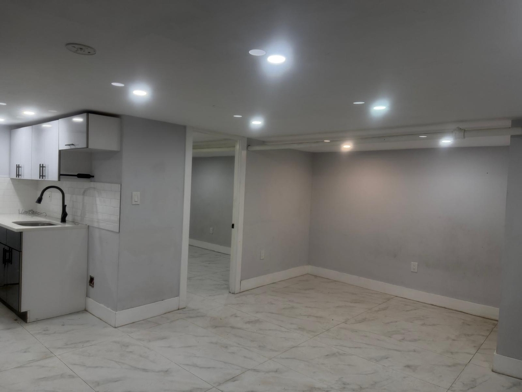  Charming & Budget-Friendly Apartment in Saint Albans - Photo 0