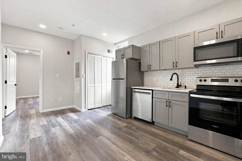 623 W Oxford Street - Photo 0