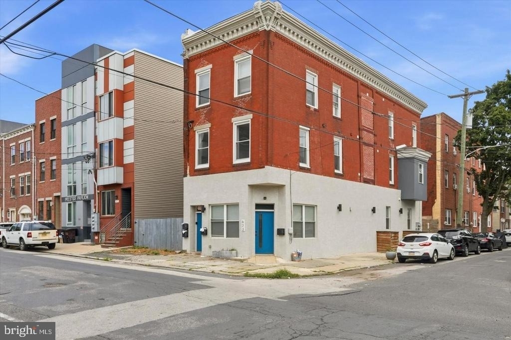 623 W Oxford Street - Photo 1