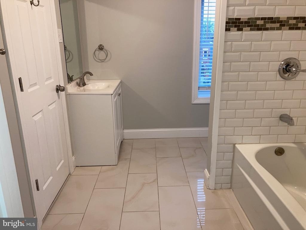 2225 W Thompson Street - Photo 1
