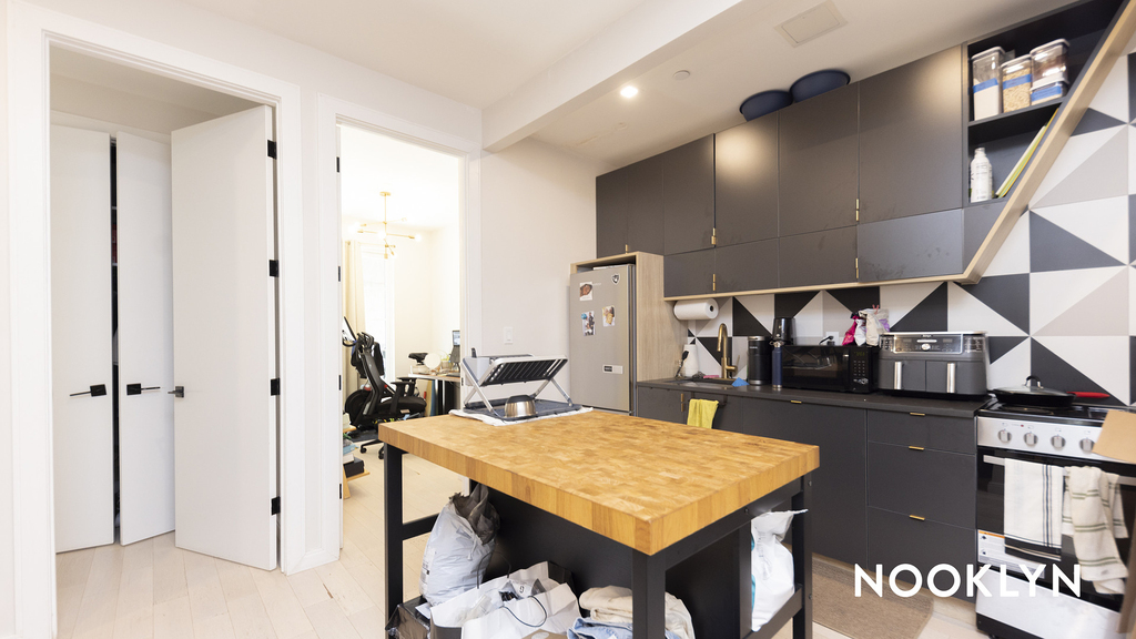 978 Kent Ave - Photo 0