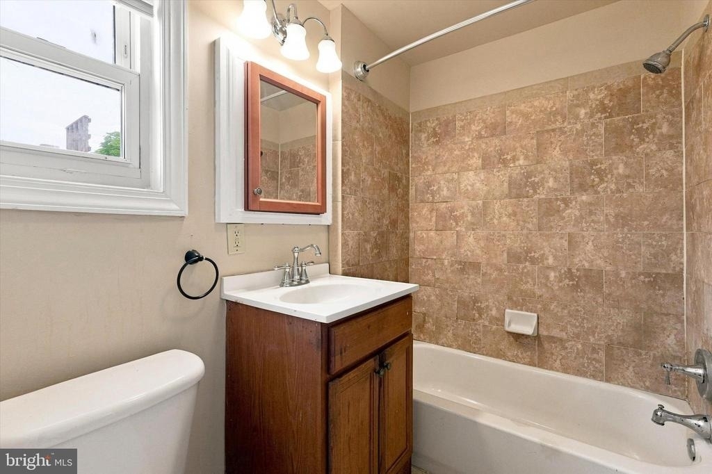 1139 Wharton Street - Photo 6