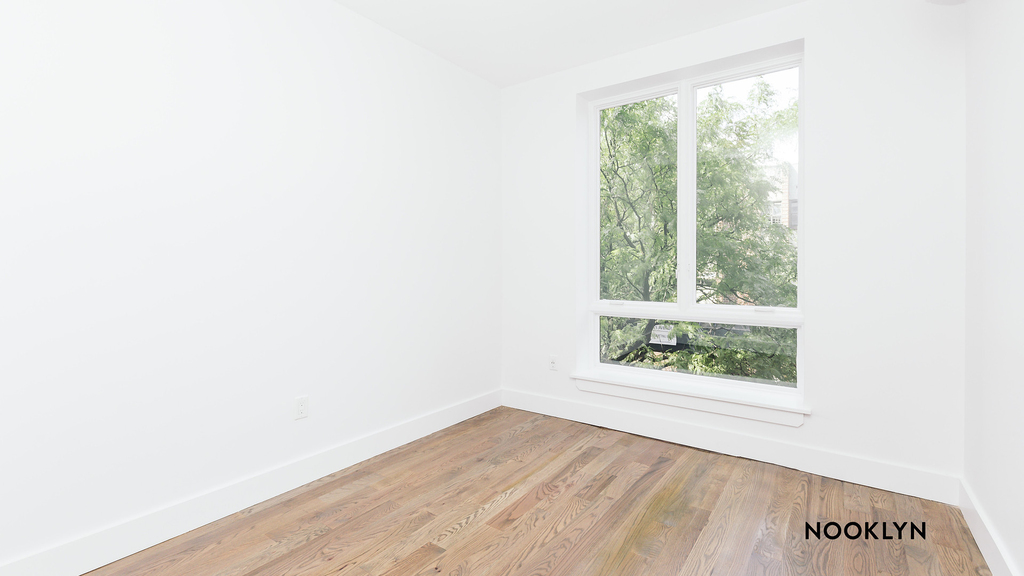 484 Gates Ave - Photo 3