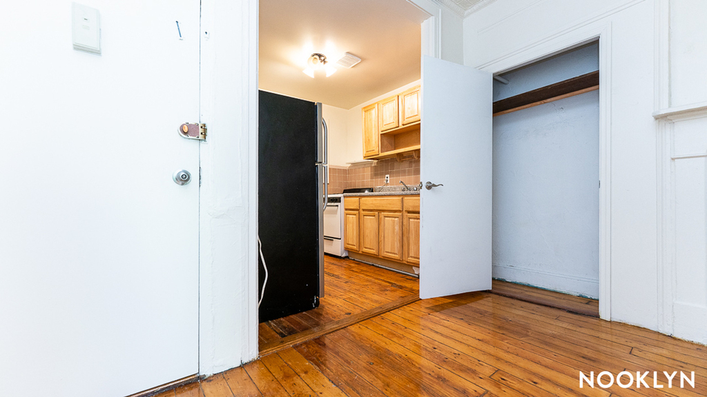33 Montrose Ave - Photo 4