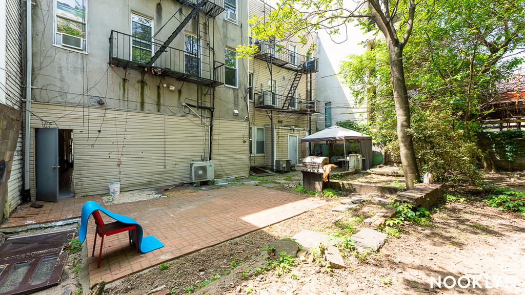 33 Montrose Ave - Photo 3