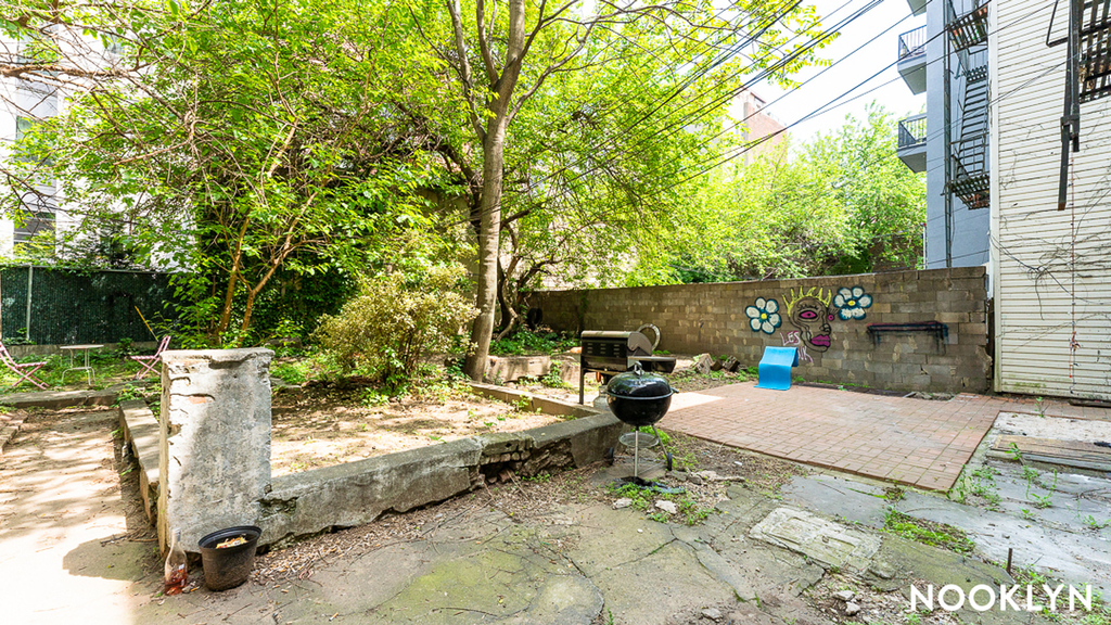 33 Montrose Ave - Photo 2