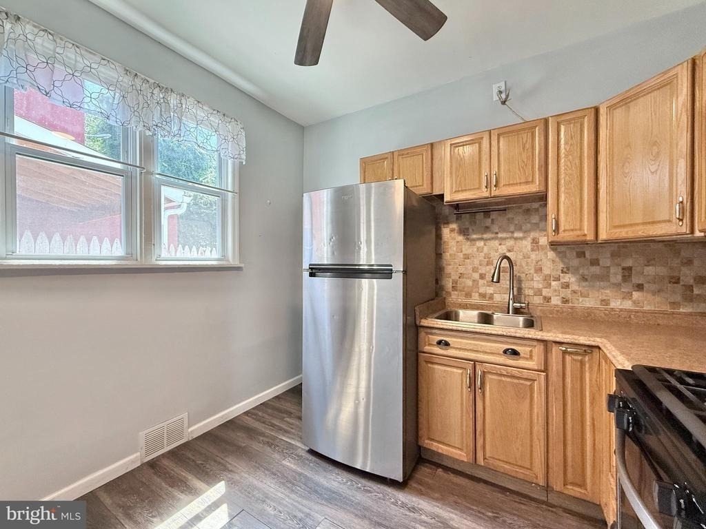 570 Line Street - Photo 6