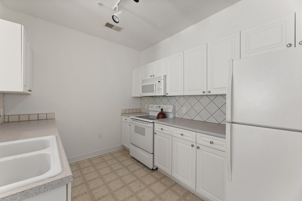 1922 Parkside Village Drive - Photo 9