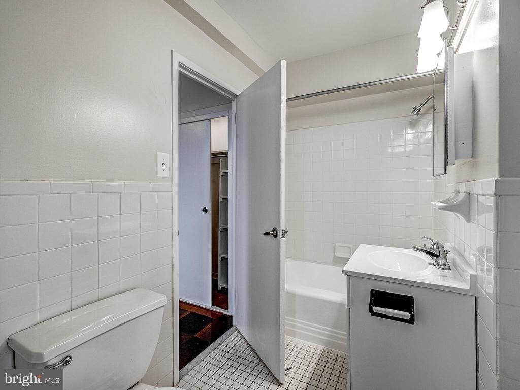 105 39th Street W - Photo 26