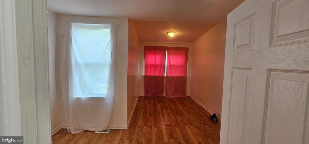 2548 Oswego Avenue - Photo 10