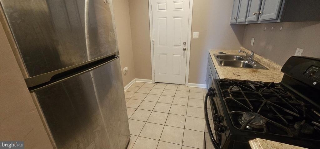2548 Oswego Avenue - Photo 6