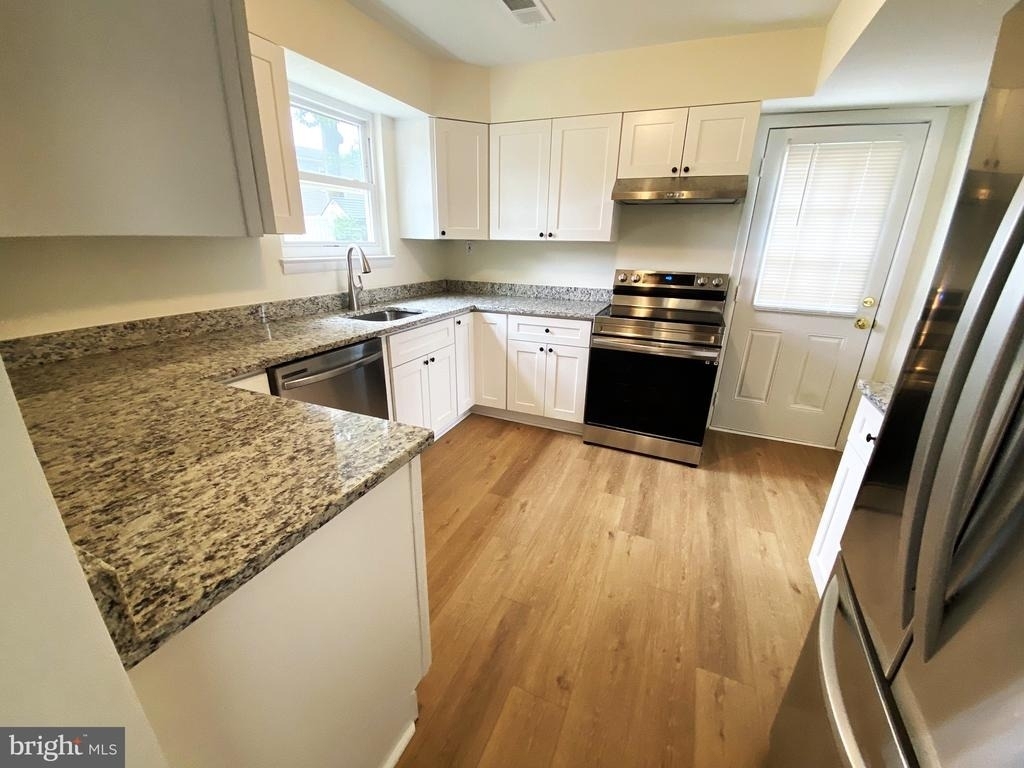 7707 Queens Road - Photo 8