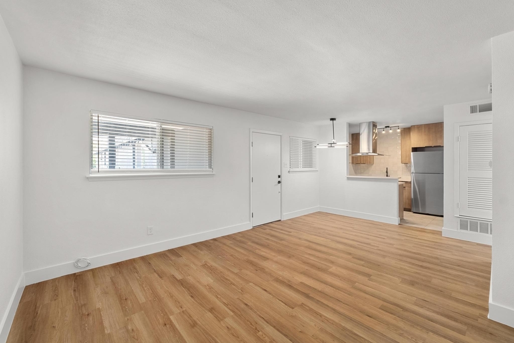 7929 Gault St - Photo 3