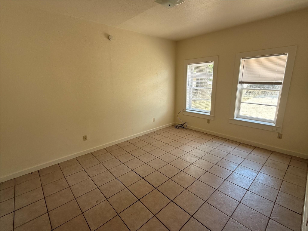 1019 Chestnut St - Photo 4
