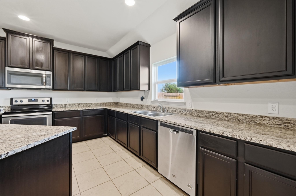 1216 Violet Ln - Photo 5