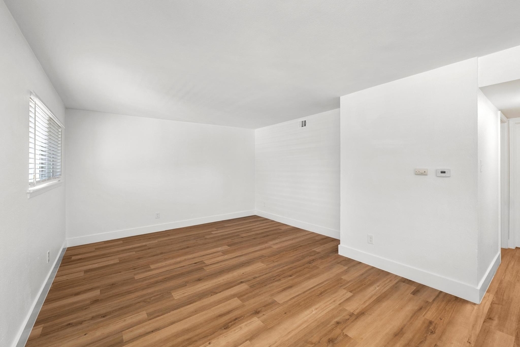 7929 Gault St - Photo 4