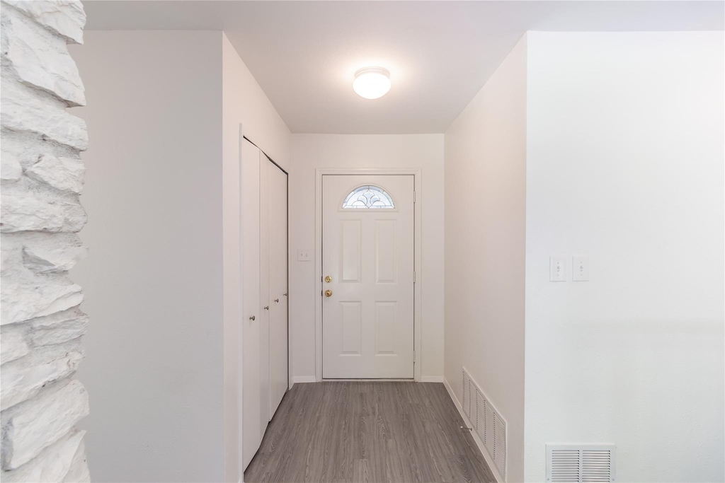 906 Red Cliff Dr - Photo 2