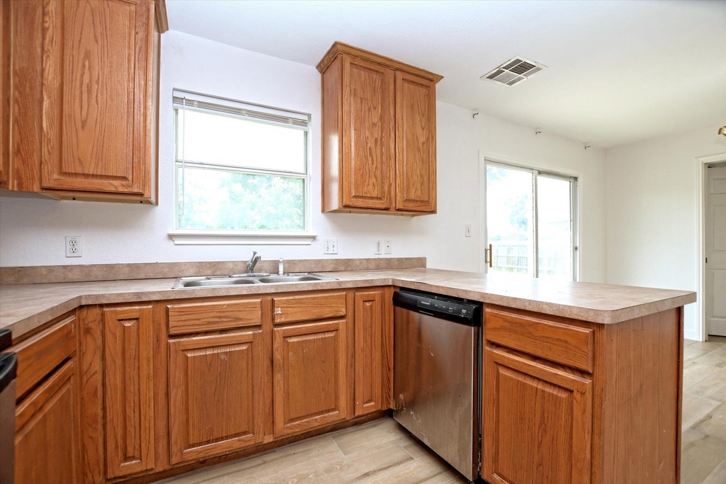 716 Honeysuckle Dr - Photo 5