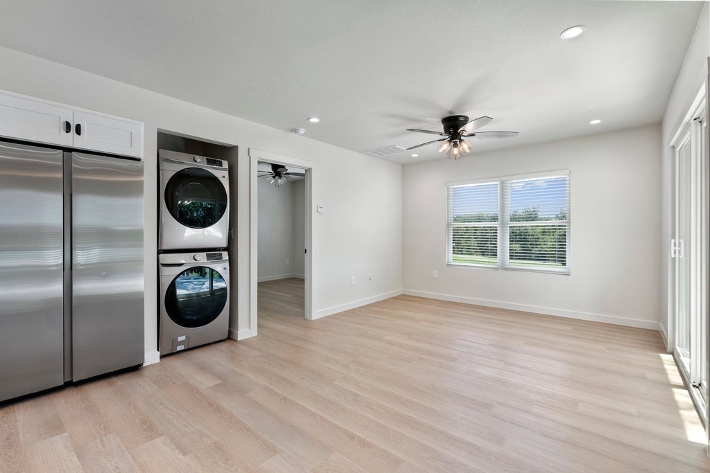 515 E 39th St - Photo 3