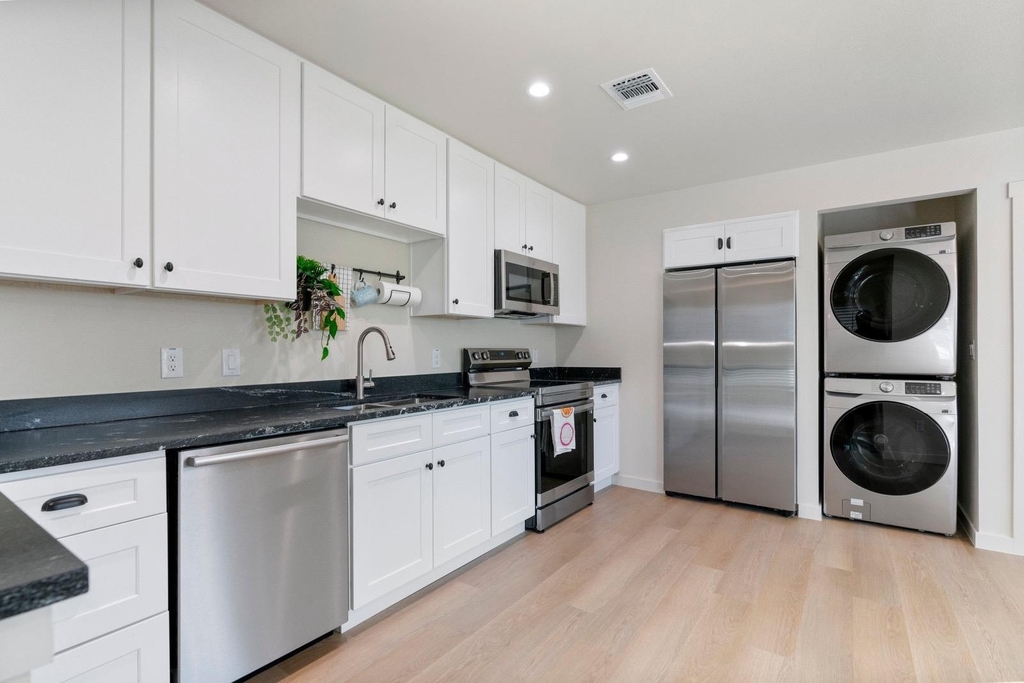 515 E 39th St - Photo 10