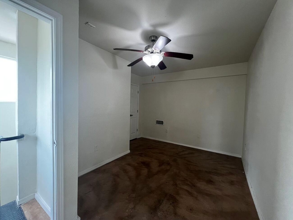 910 W 25th St - Photo 28