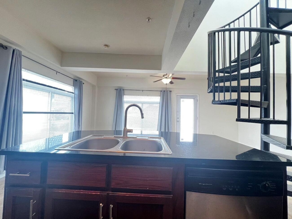 910 W 25th St - Photo 23