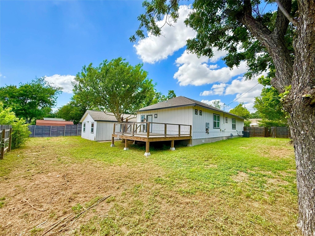 1401 W 7th St - Photo 2