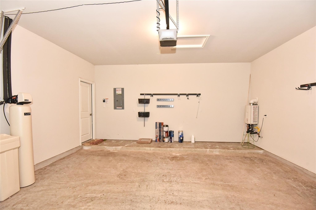 241 Serpens St - Photo 14