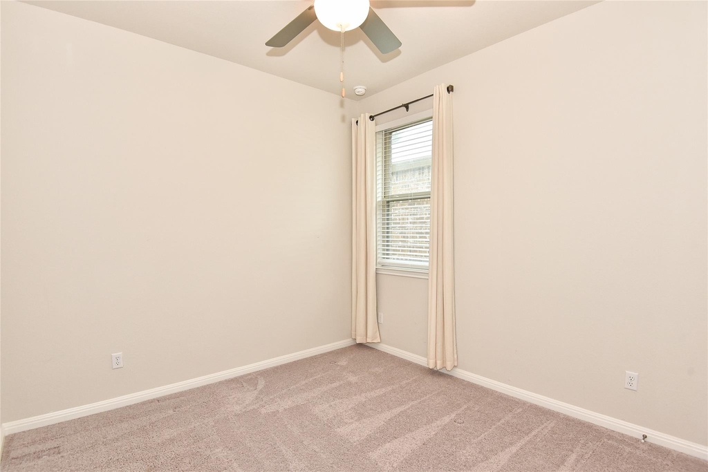 241 Serpens St - Photo 10