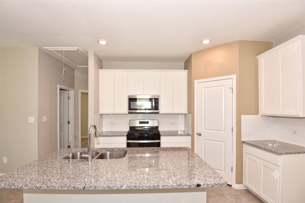 241 Serpens St - Photo 3