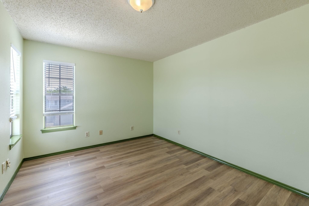 2000 Kenneth Ave - Photo 8