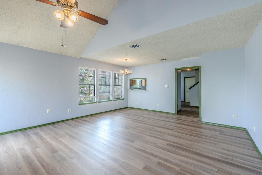 2000 Kenneth Ave - Photo 2