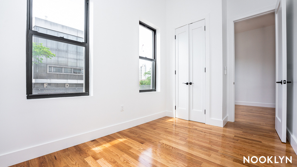 583 Knickerbocker Ave - Photo 5