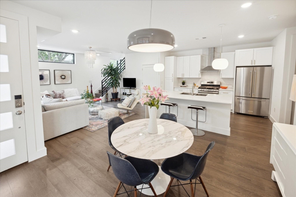 909 W Annie St - Photo 2