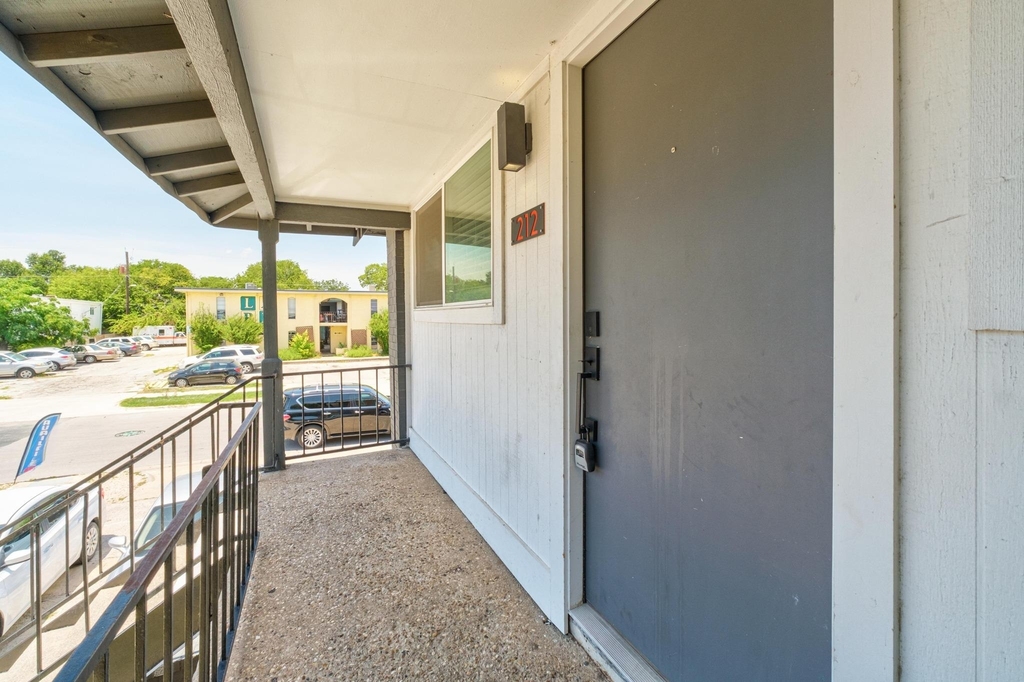 7929 Gault St - Photo 3