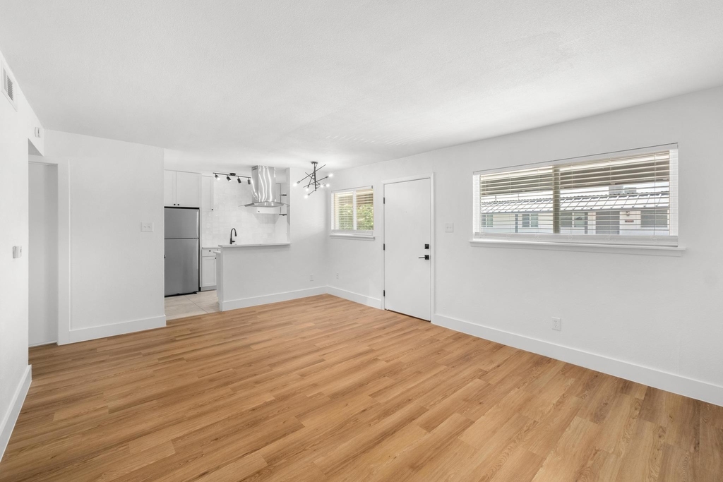 7929 Gault St - Photo 4