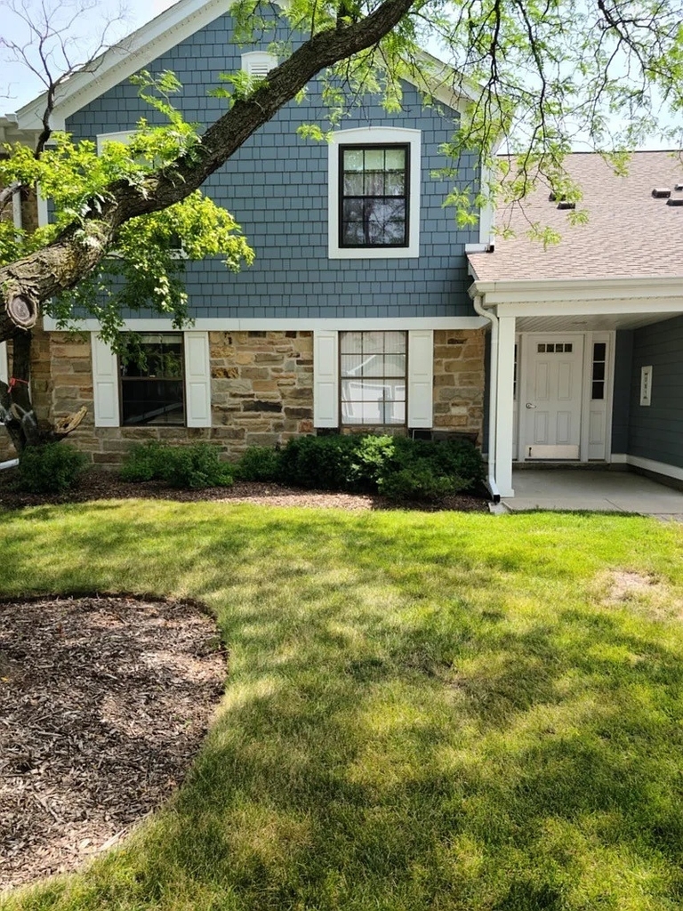 221 Hawthorne Court - Photo 0