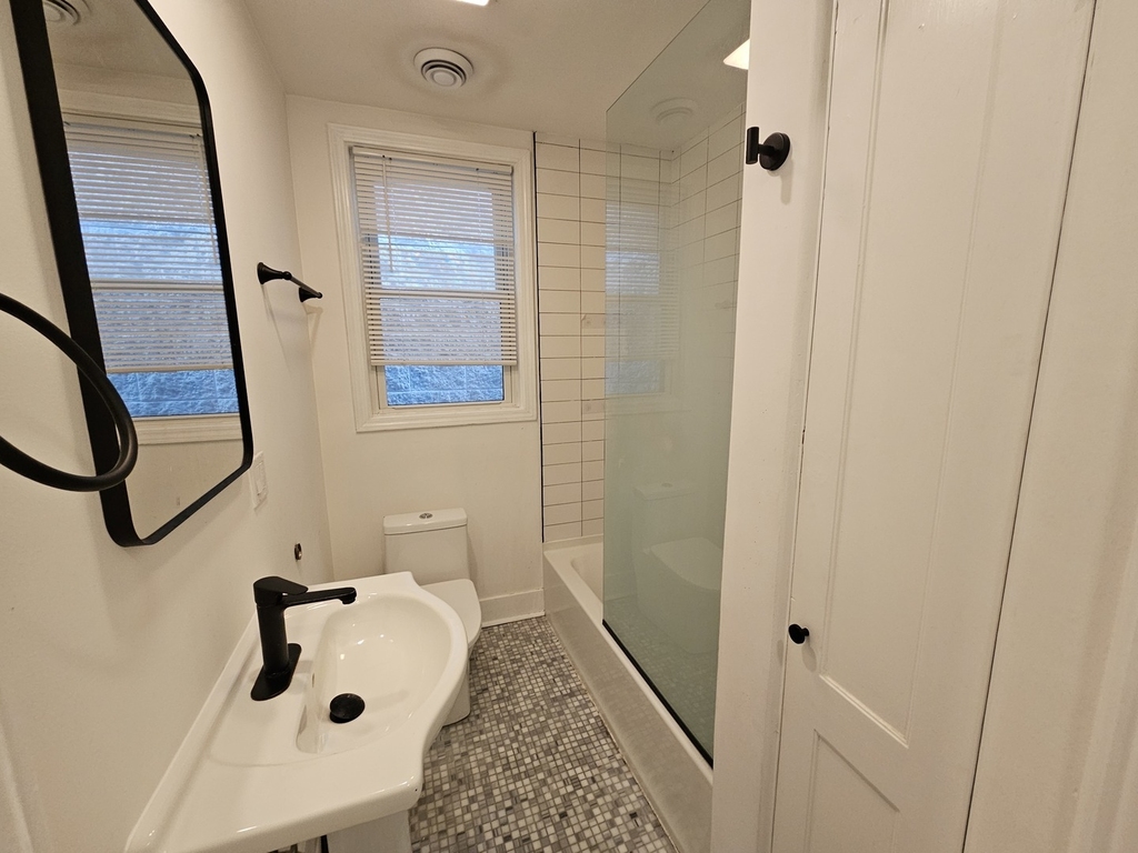 2541 N Southport Avenue - Photo 7