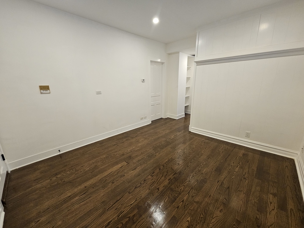 2541 N Southport Avenue - Photo 3