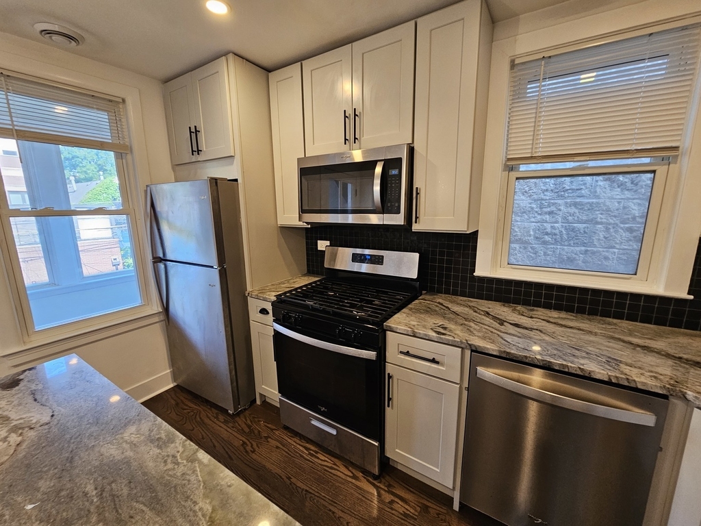 2541 N Southport Avenue - Photo 11
