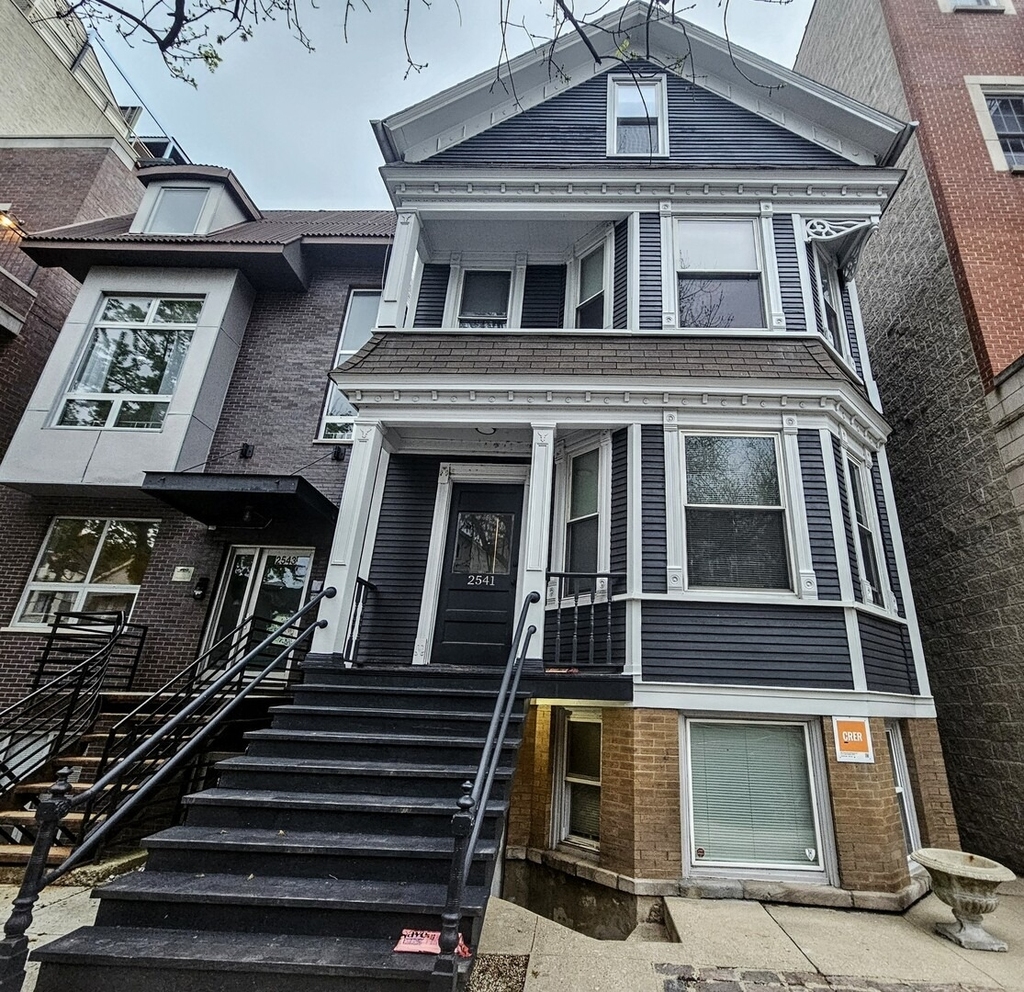 2541 N Southport Avenue - Photo 0