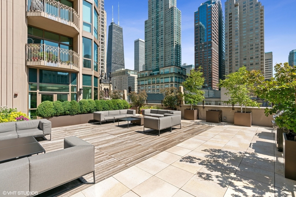 21 E Huron Street - Photo 3