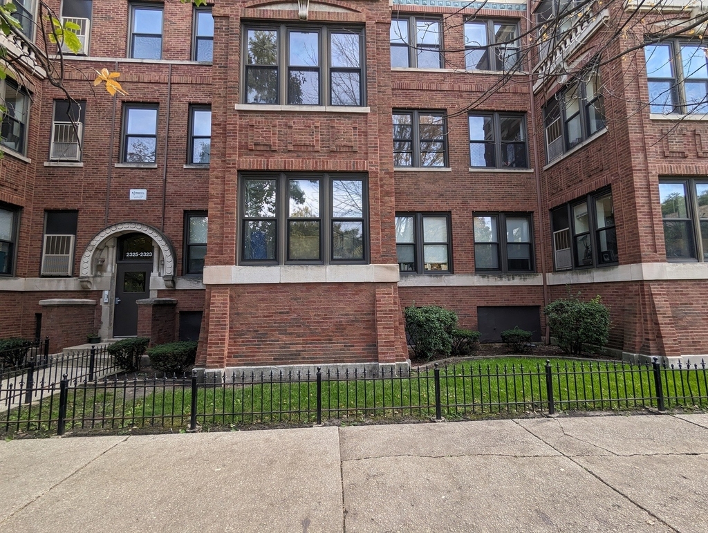 3147 W Medill Avenue - Photo 0