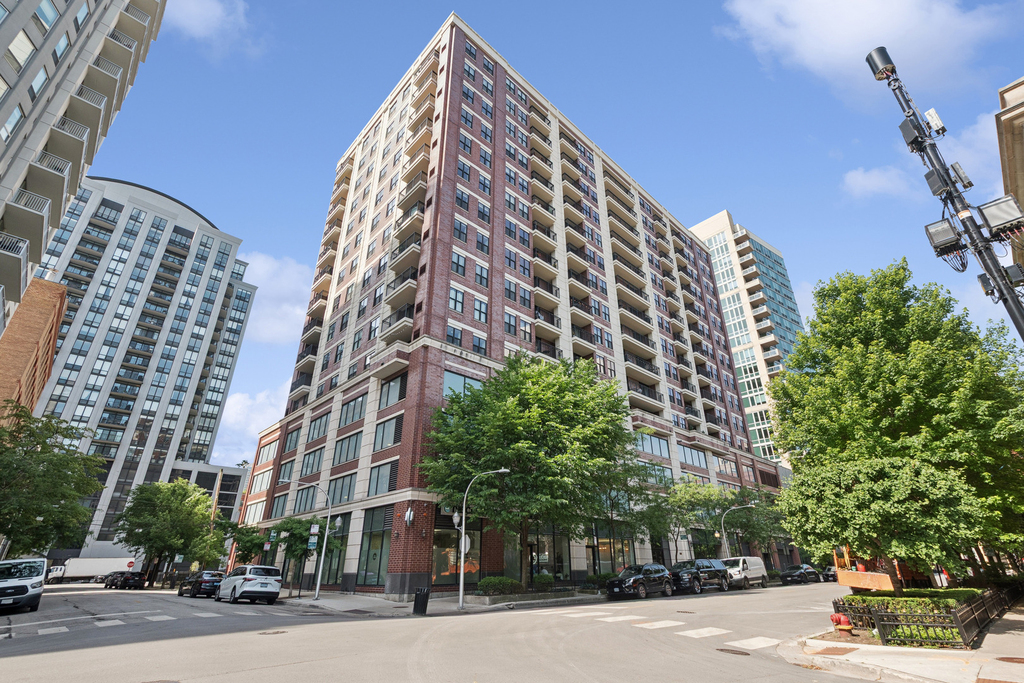 451 W Huron Street - Photo 0