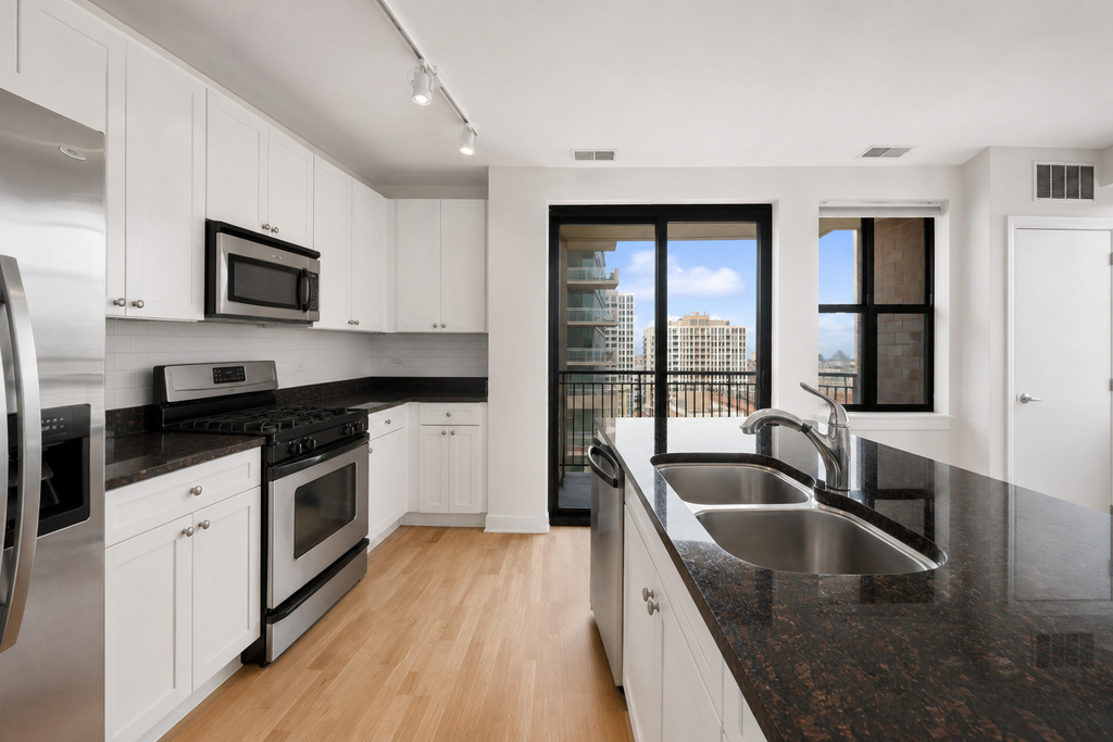 451 W Huron Street - Photo 4
