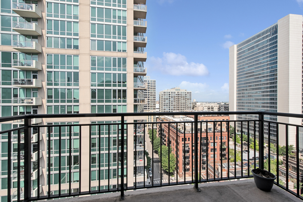 451 W Huron Street - Photo 5
